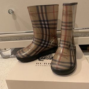 Burberry Rain boot for little girl like new.